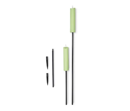 Deux torches de jardin à LED avec boîtier vert et tige noire posées sur un fond blanc.