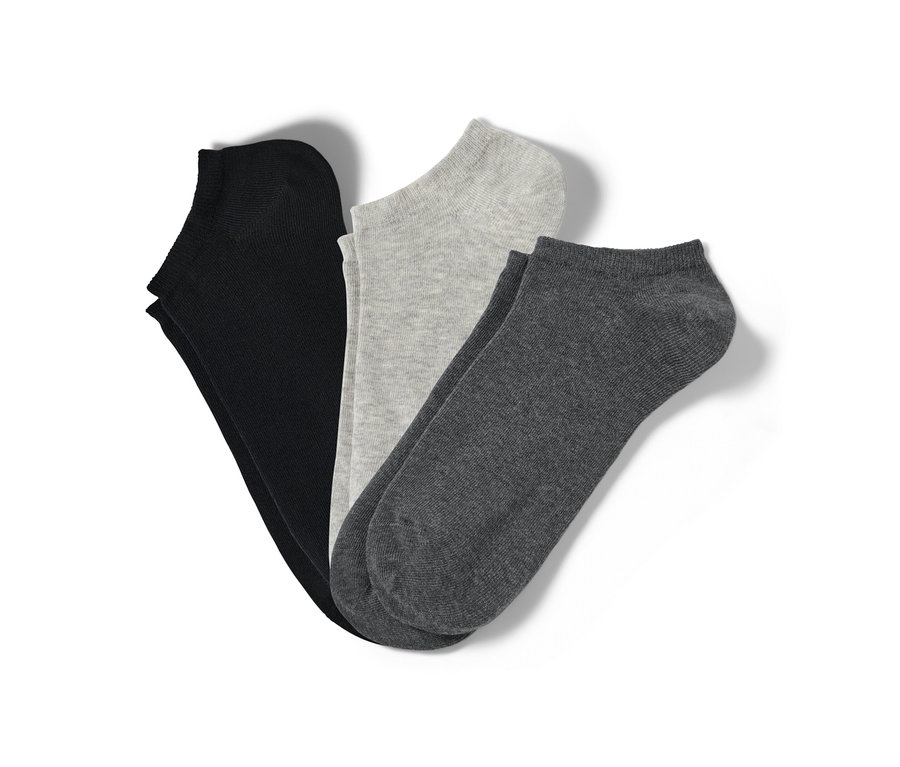 Trois paires de socquettes de sport en noir, gris clair et gris foncé.