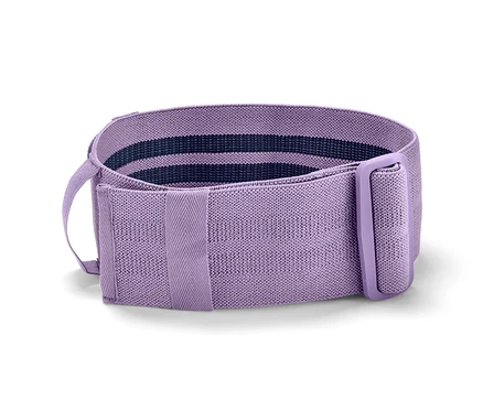 Une bande de fitness ajustable violette est posée sur un fond blanc.