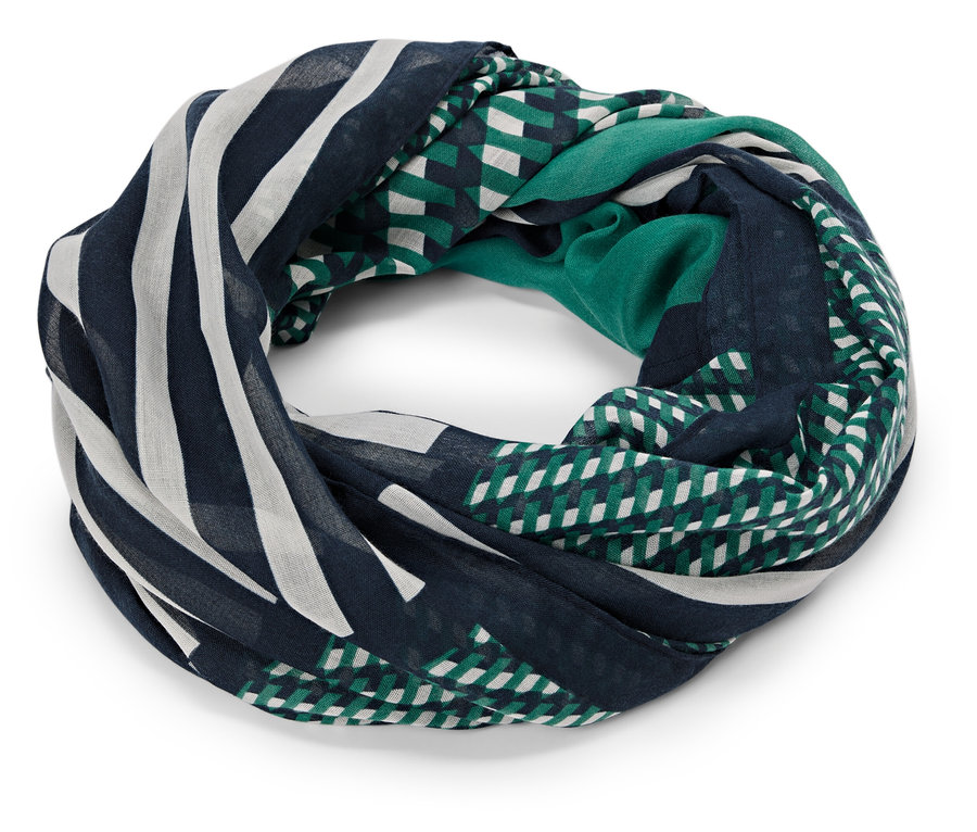 Foulard présentant divers motifs, notamment des rayures et des formes géométriques, dans des tons de vert, de bleu marine et de blanc.