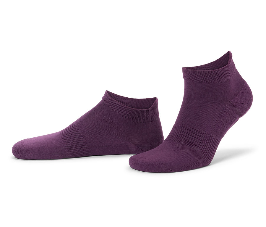 Deux chaussettes violettes coupées à la cheville sur fond blanc.