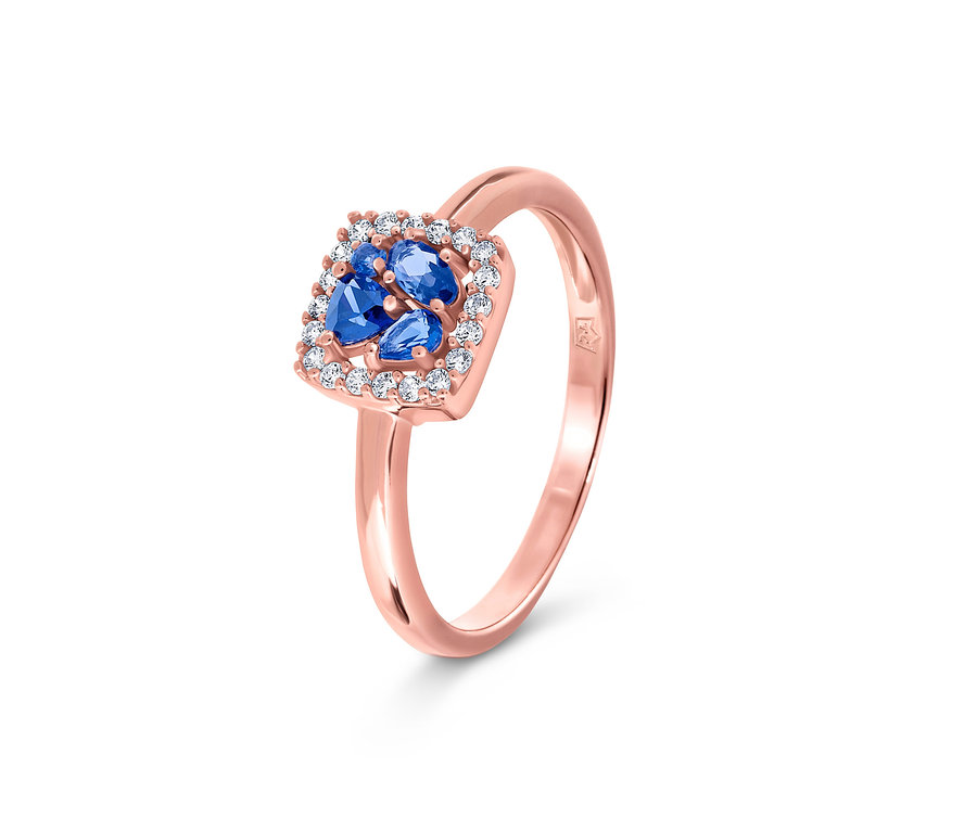 Gros plan d'une bague dorée en argent 925 »Blue Cluster« avec des pierres précieuses bleues et blanches.