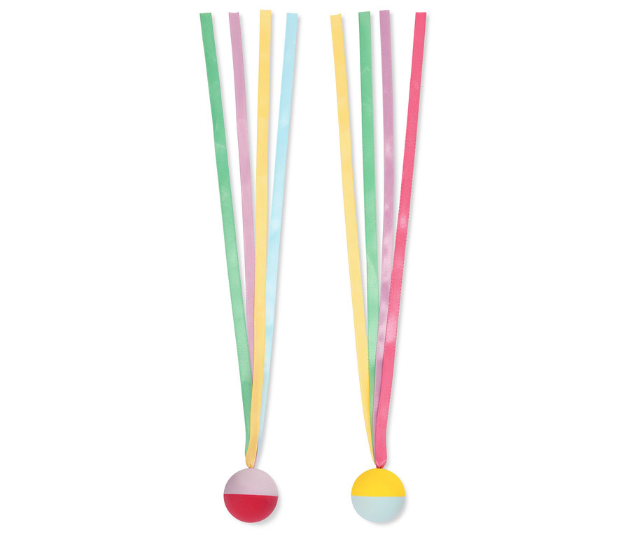 Deux décorations avec des rubans colorés et des pendentifs en demi-sphère reposent sur un fond blanc.