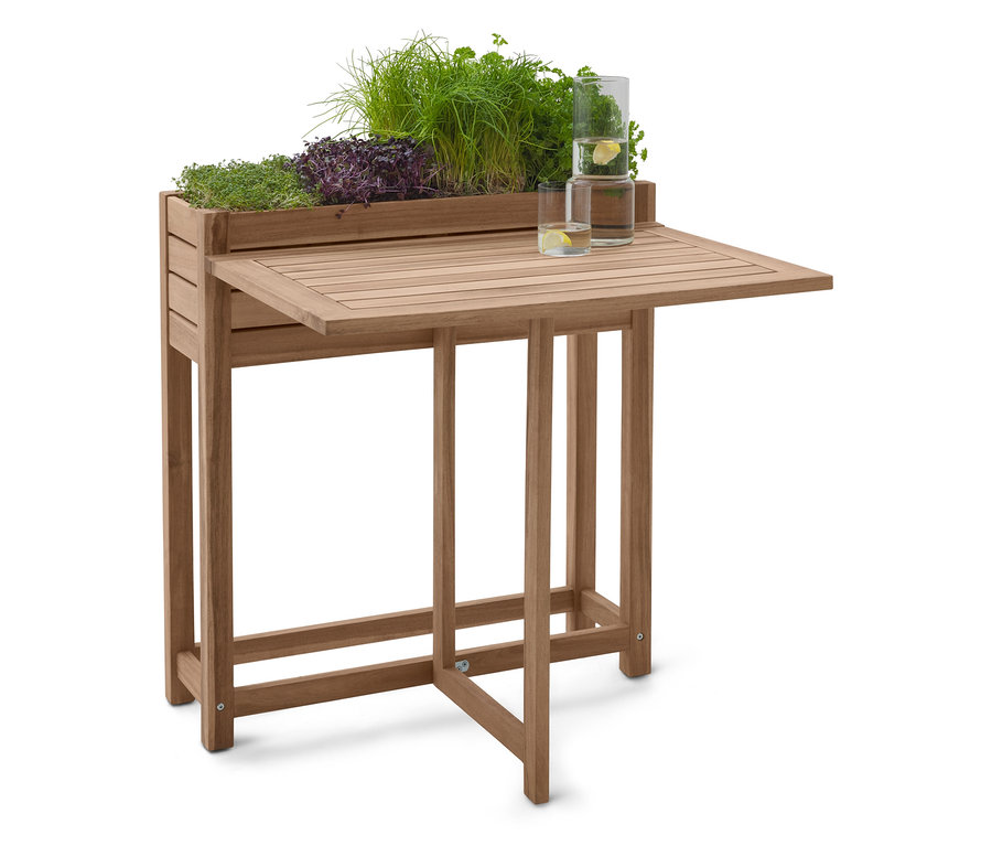 Table de plantation en bois avec des herbes et deux verres d'eau.