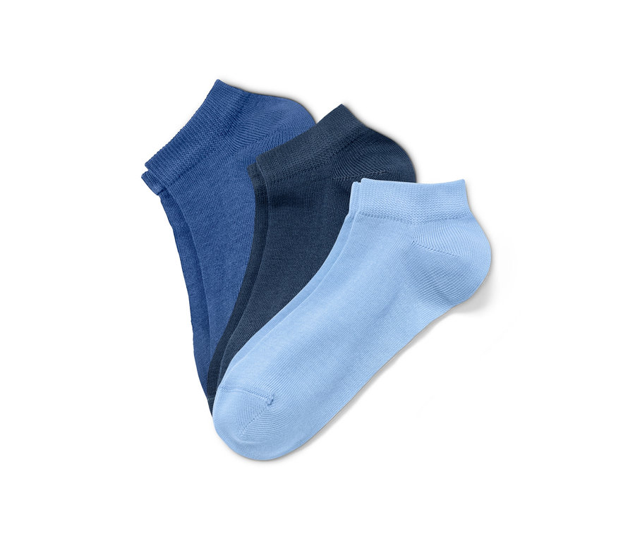 Trois paires de socquettes en coton bio dans les tons bleus.