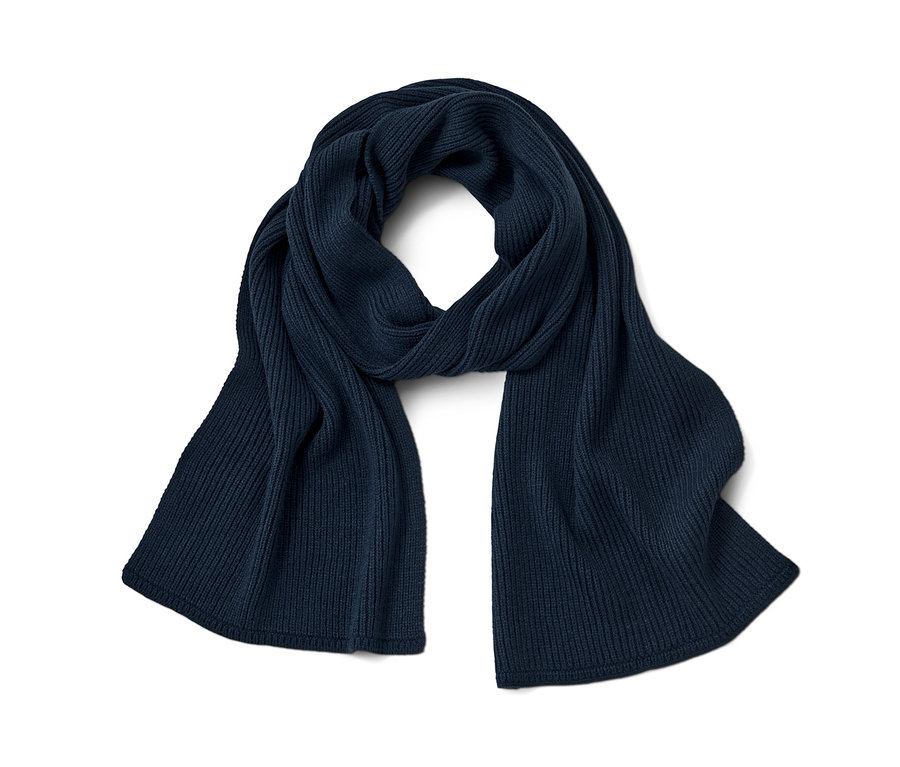 Écharpe en maille bleu marine sur fond blanc.