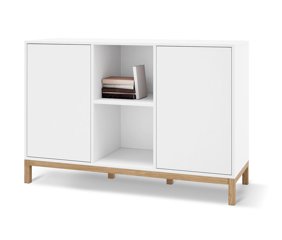 Buffet blanc avec deux portes et une étagère ouverte avec des livres.