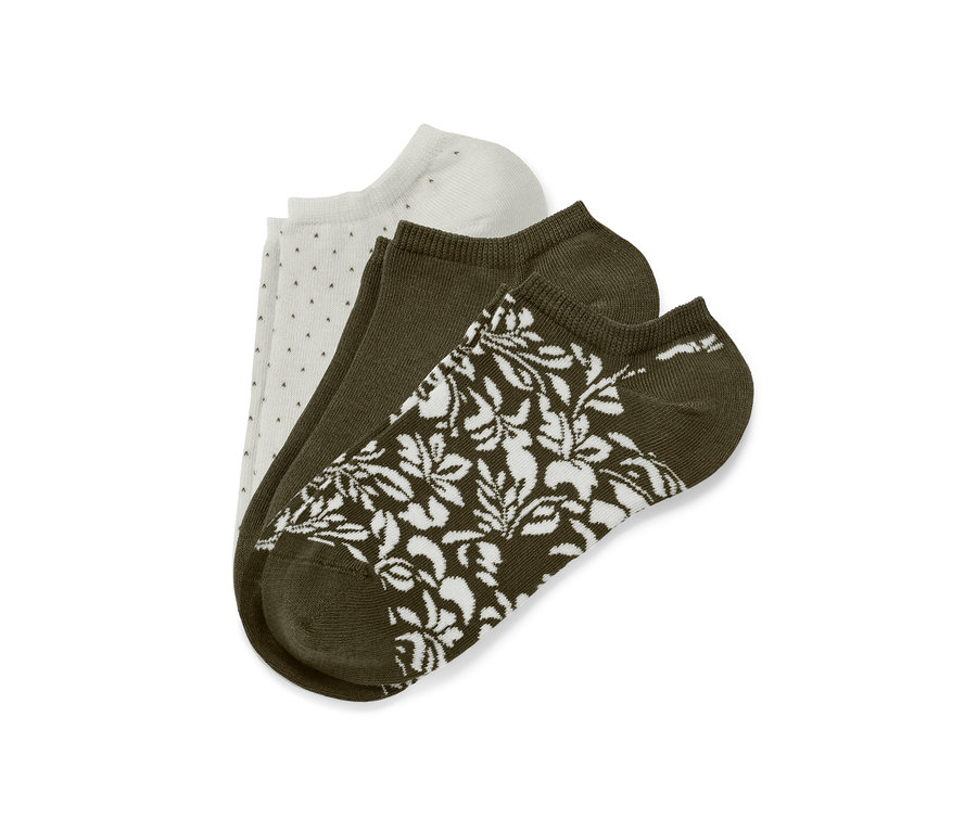 Trois paires de socquettes : blanches à pois, vert olive et vert olive à motifs floraux blancs.