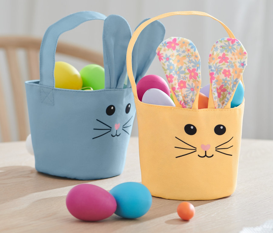 Deux sacs de Pâques à collectionner avec des œufs sur une table.