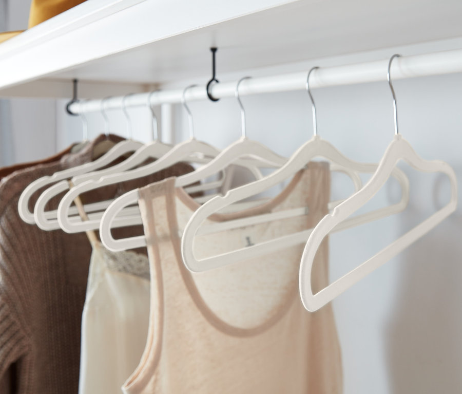 Des vêtements sont suspendus à 8 cintres ultra-fins.