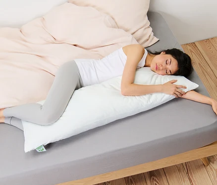 Femme dormant sur le côté sur un oreiller irisette® greenline spécial sommeil latéral.