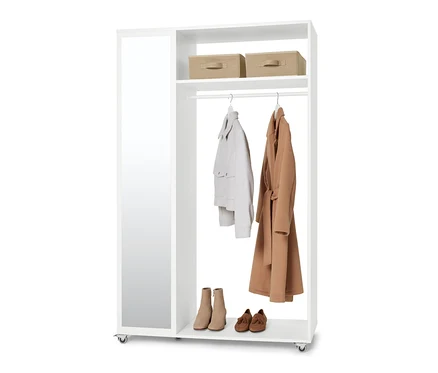 Une garde-robe mobile avec miroir avec des manteaux, des chaussures et des boîtes de rangement.