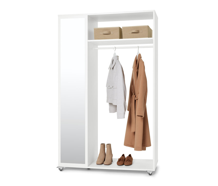 Une garde-robe mobile avec miroir avec des manteaux, des chaussures et des boîtes de rangement.