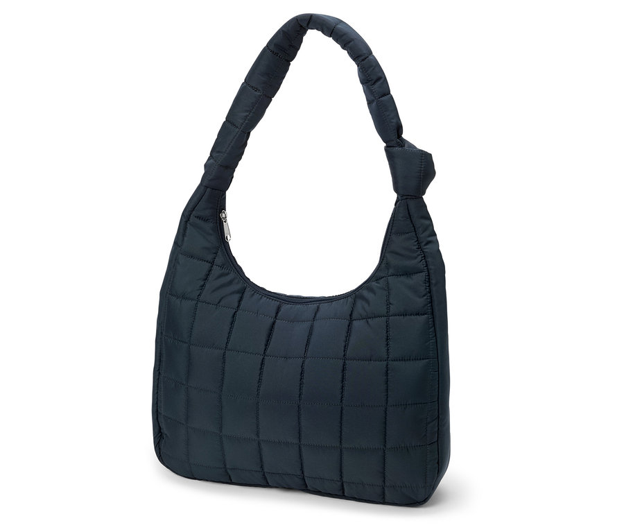 Un sac à main matelassé bleu marine avec une seule bandoulière sur fond blanc.