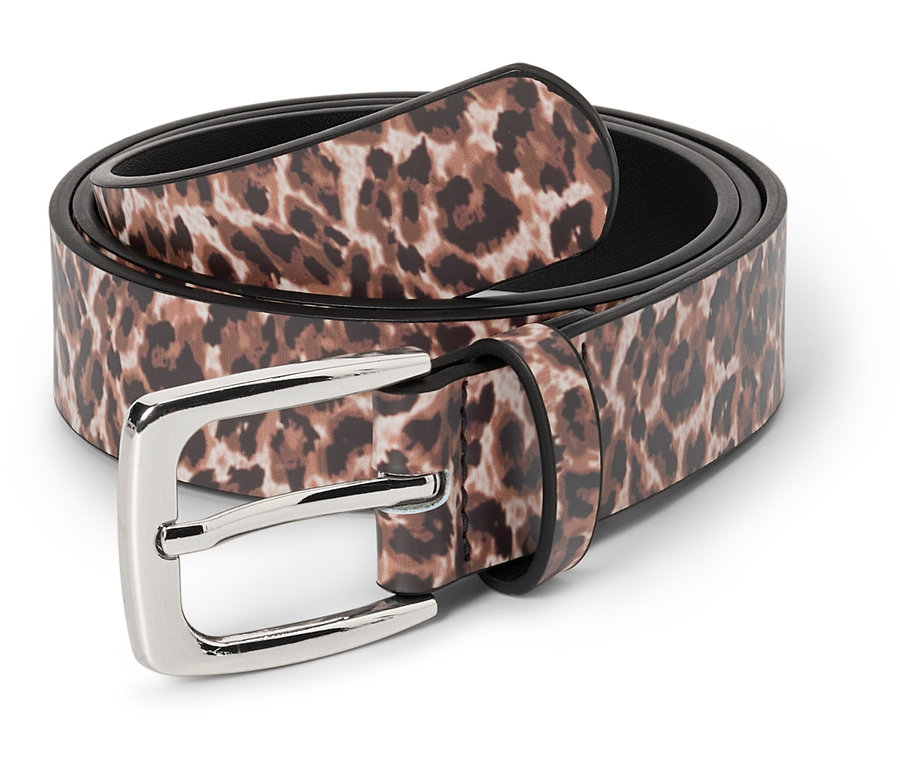 Une ceinture enroulée à motif léopard avec une boucle argentée repose sur un fond blanc.