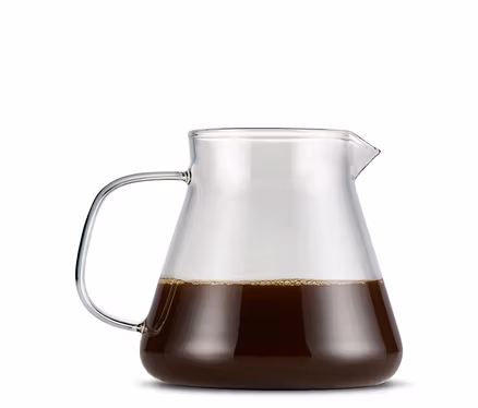 Une cafetière en verre remplie de café.