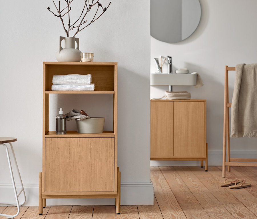Armoire de salle de bain avec placage bois, meuble sous vasque et sèche-serviettes en bois massif dans une salle de bain.