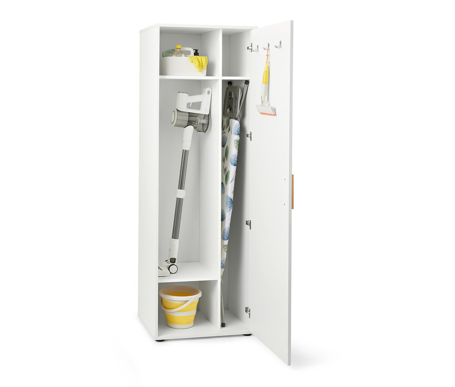 Armoire universelle ouverte avec des produits de nettoyage.
