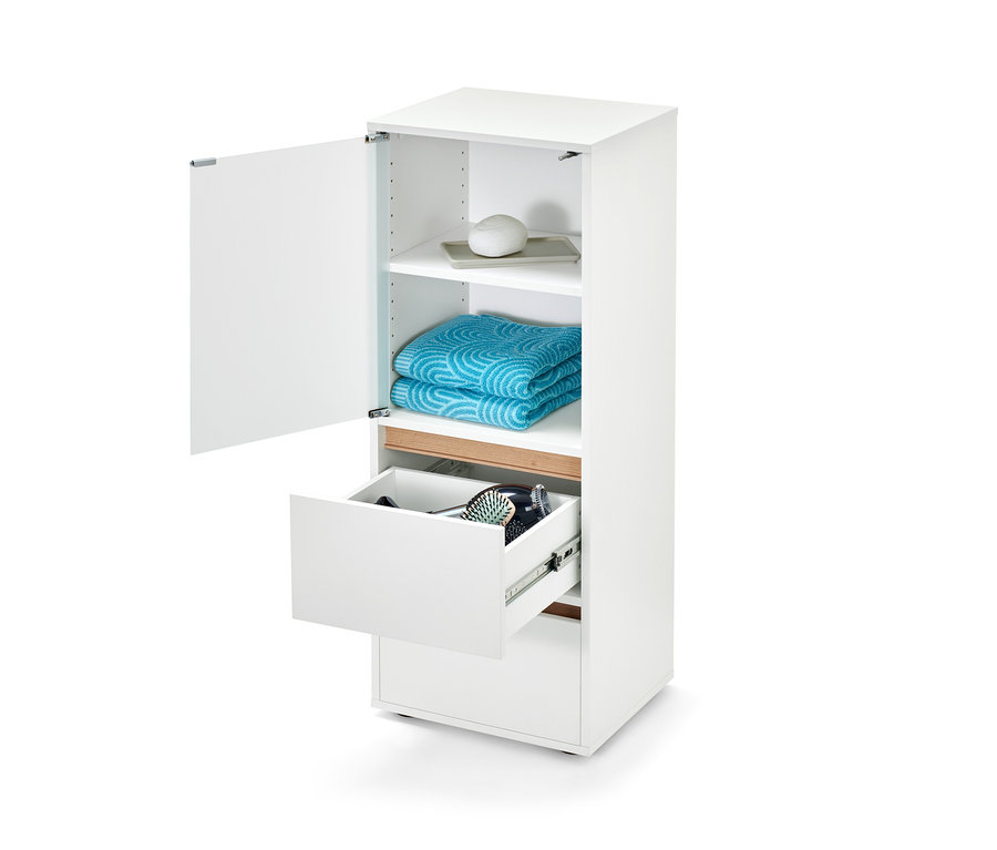 Buffet de salle de bain ouvert avec des serviettes et des accessoires.