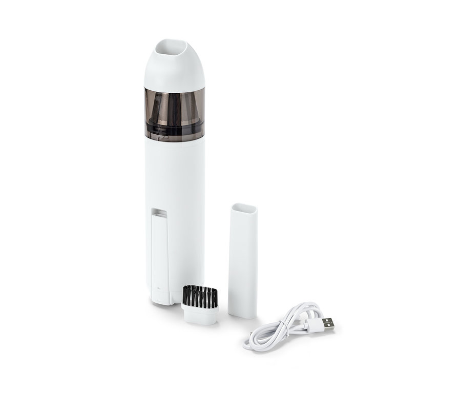 Un aspirateur à main à batterie blanc avec suceur plat, brosse et câble de chargement.