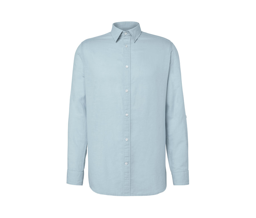 Chemise bleu clair en lin à manches longues avec fermeture boutonnée.