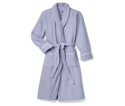 Un peignoir violet avec une ceinture sur fond blanc.