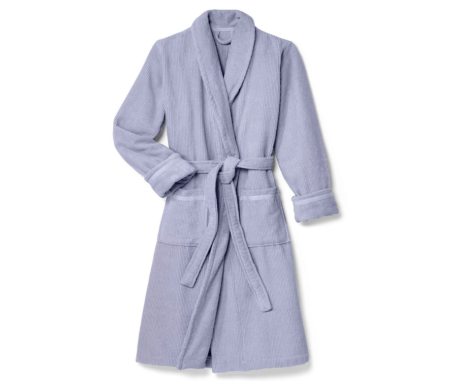 Un peignoir violet avec une ceinture sur fond blanc.