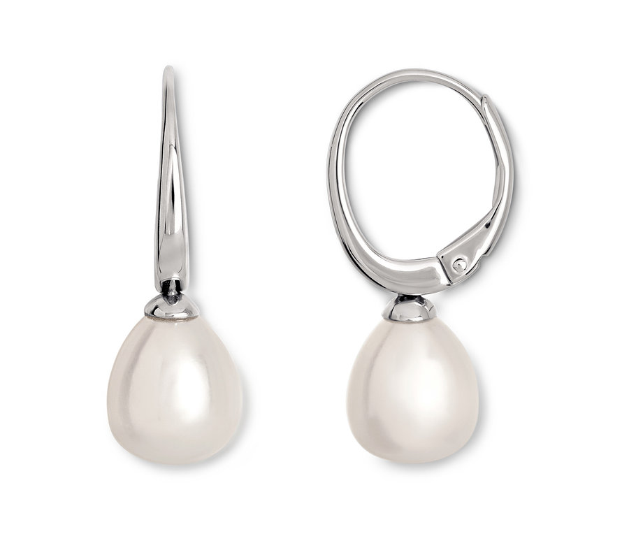 Deux boucles d'oreilles argentées avec des perles.