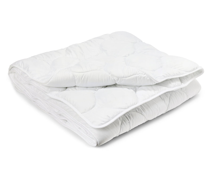 Une couette lavable à haute température de taille standard pliée sur un fond blanc.