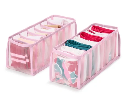 Deux boîtes de rangement en tissu rose avec des parois latérales transparentes, remplies de divers vêtements pliés.