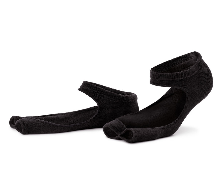 Deux socquettes de yoga noires.