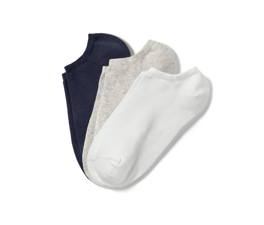 Trois paires de socquettes de sport bleu marine, grises et blanches.