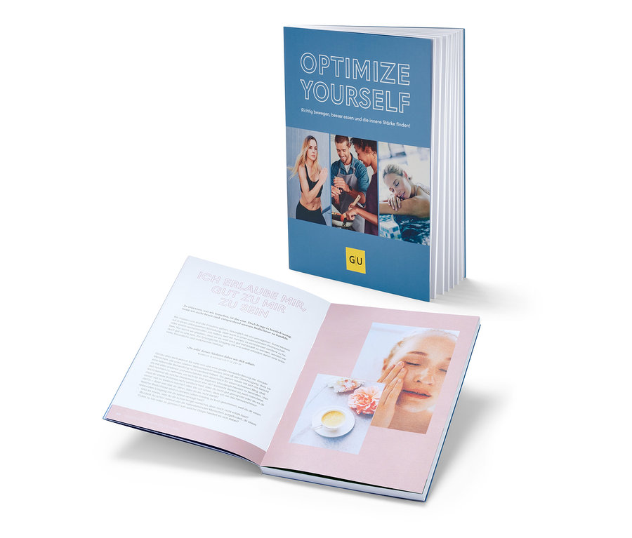 Deux exemplaires du livre « Optimize Yourself », un fermé et un ouvert.