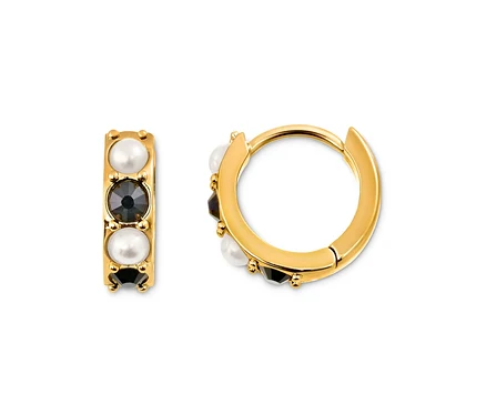 Deux boucles d'oreilles créoles dorées noir et blanc avec des détails noirs et blancs.