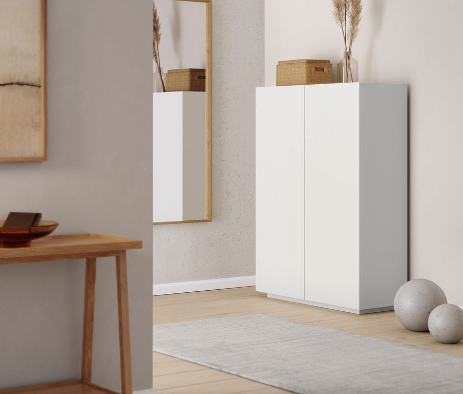 Un miroir mural et un meuble haut dans un intérieur. Une console avec 2 étagères est visible à gauche.