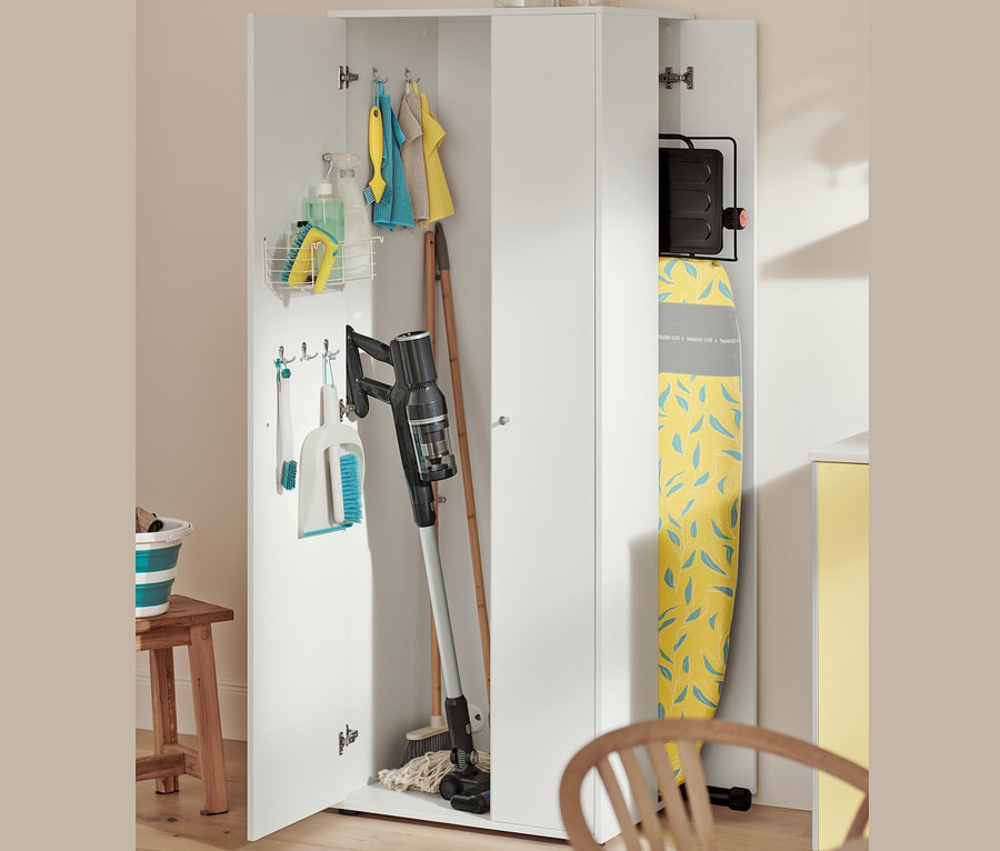 Armoire universelle ouverte avec aspirateur sans fil, pelle et balayette, brosse à sols et carrelage 2 en 1, brosse à joints, chiffons de nettoyage et housse pour planche à repasser.