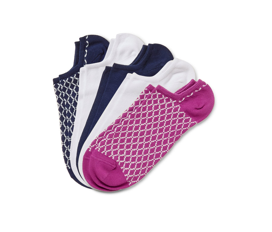 Cinq paires de socquettes de sport de différentes couleurs et motifs.