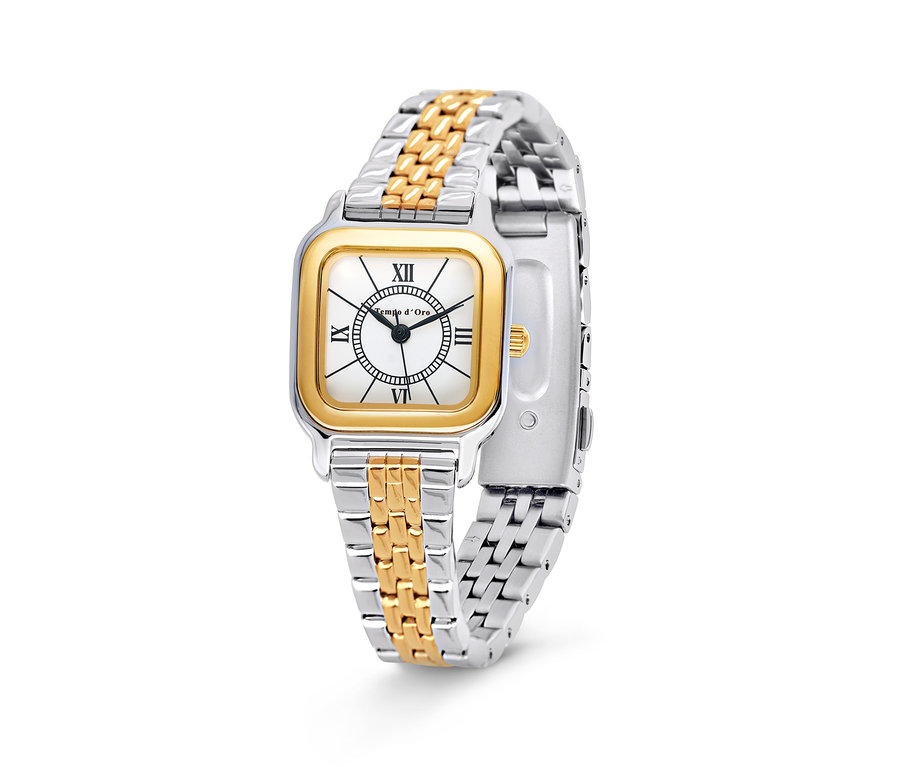 Gros plan d'une montre pour femme bicolore en acier inoxydable avec un cadran carré de couleur or.