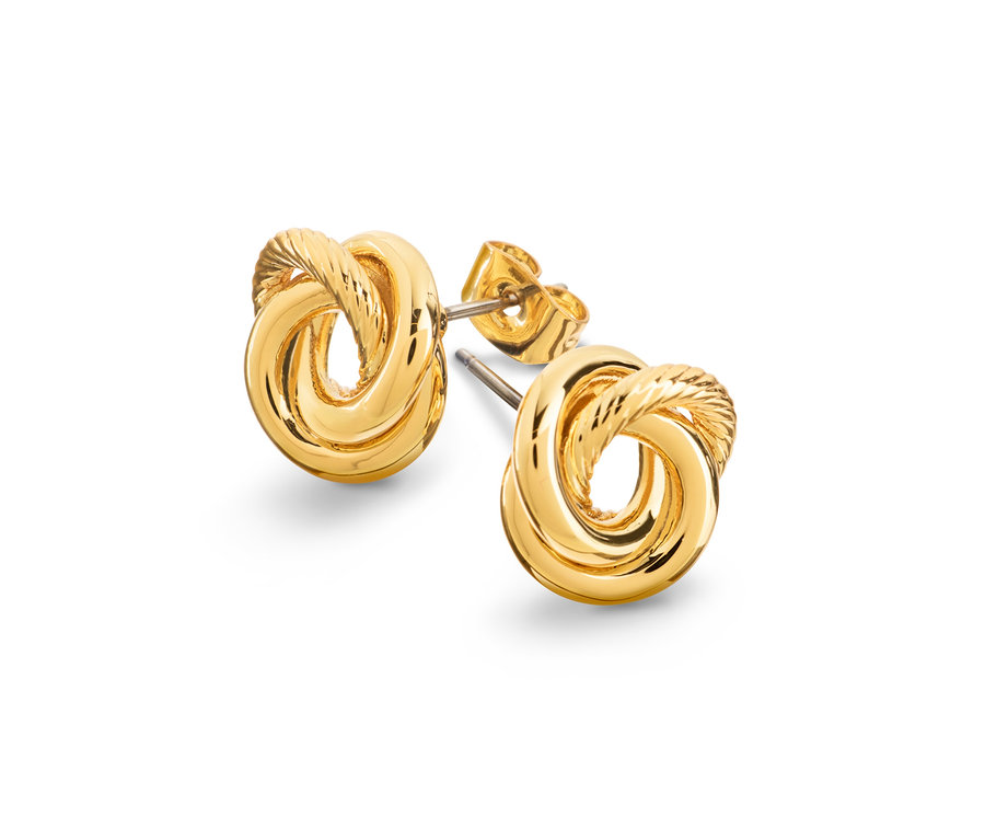 Gros plan de deux boucles d'oreilles dorées en forme de nœud sur fond blanc.