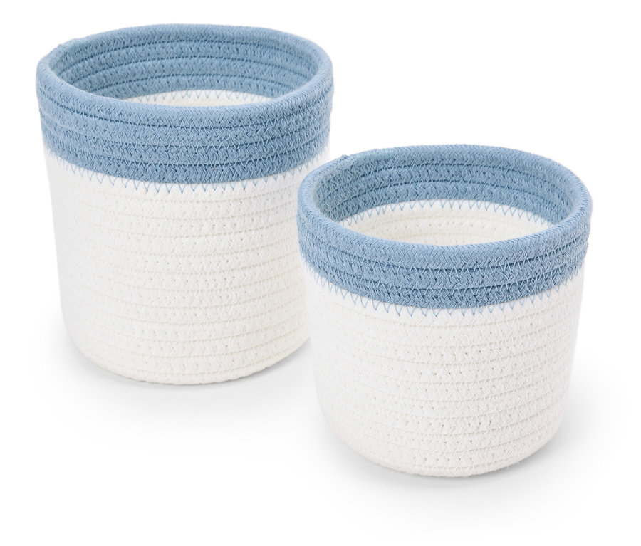 Deux paniers tressés blancs avec bordure bleue.