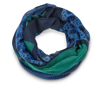 Foulard tubulaire à motifs floraux bleus et rayures vertes, disposé en cercle.