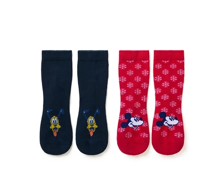 Deux paires de chaussettes. Une paire bleu foncé avec Pluto et une paire rouge avec Mickey Mouse et des flocons de neige.