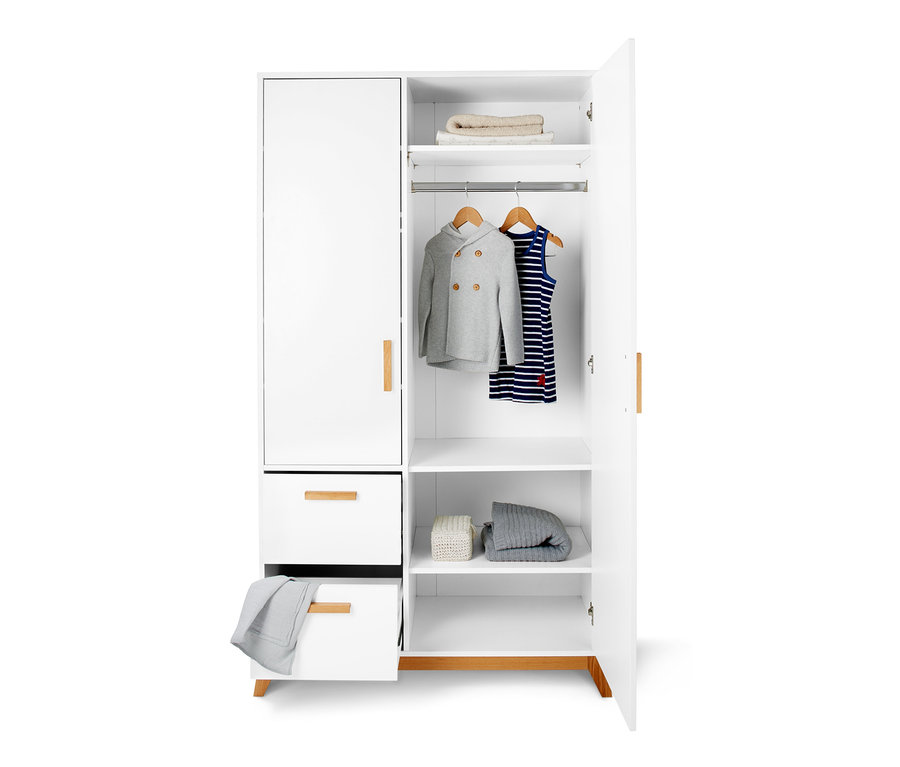 Armoire ouverte avec des vêtements et des serviettes.