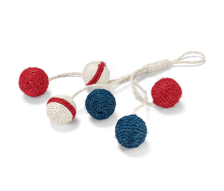 Jouet pour chat « hochet » avec des balles rouges, blanches et rouges et bleues sur une ficelle.