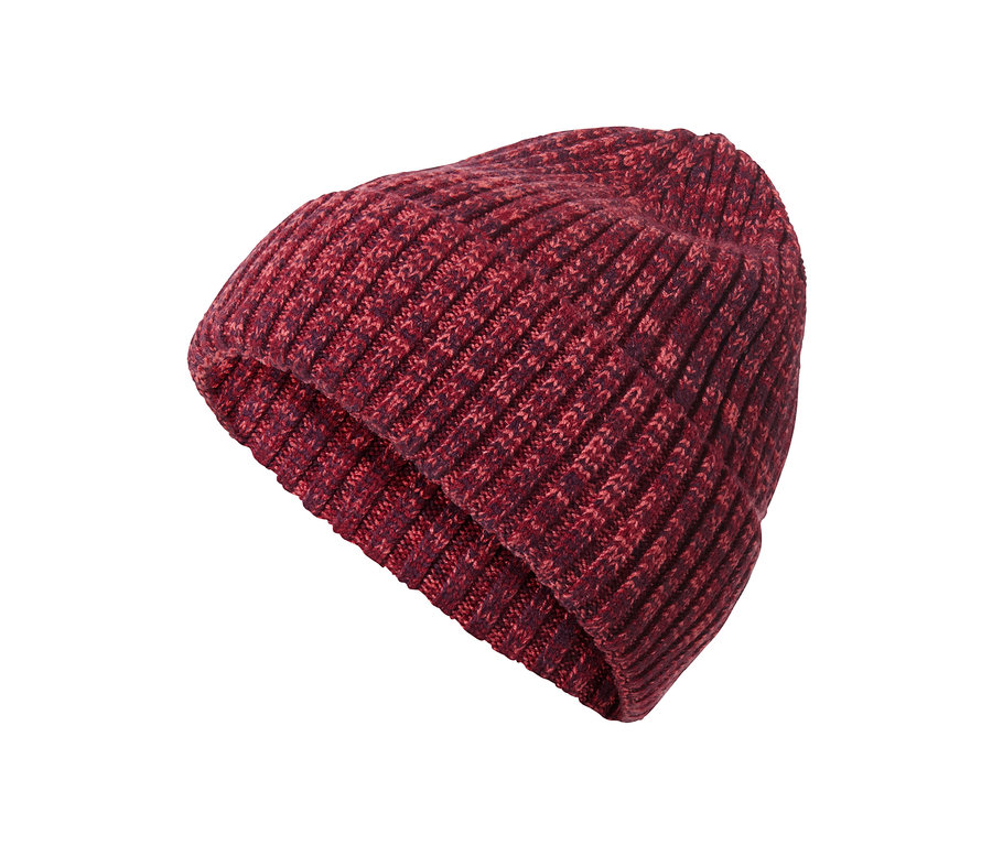 Gros plan d'un bonnet en maille violet et rouge.