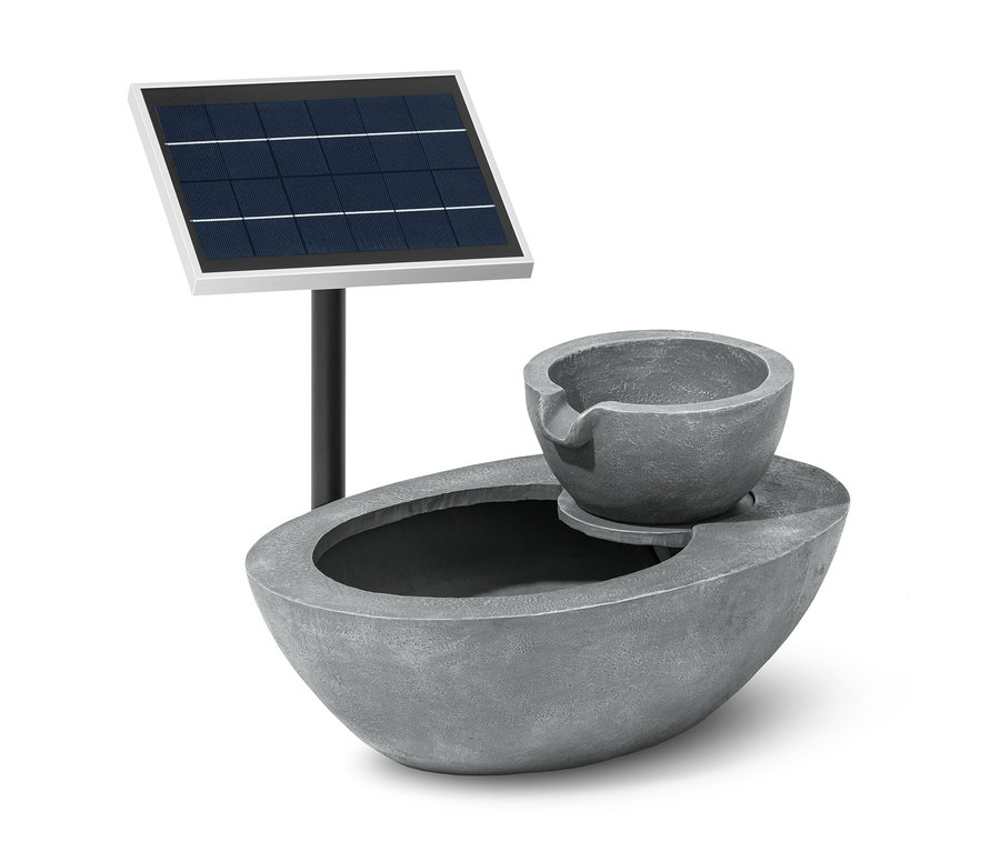 Fontaine solaire de jardin grise avec deux vasques et panneau solaire.