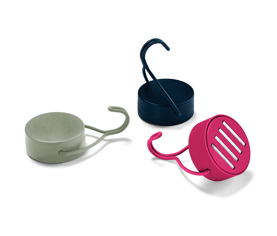 Trois crochets magnétiques en vert, bleu foncé et rose sur fond blanc.