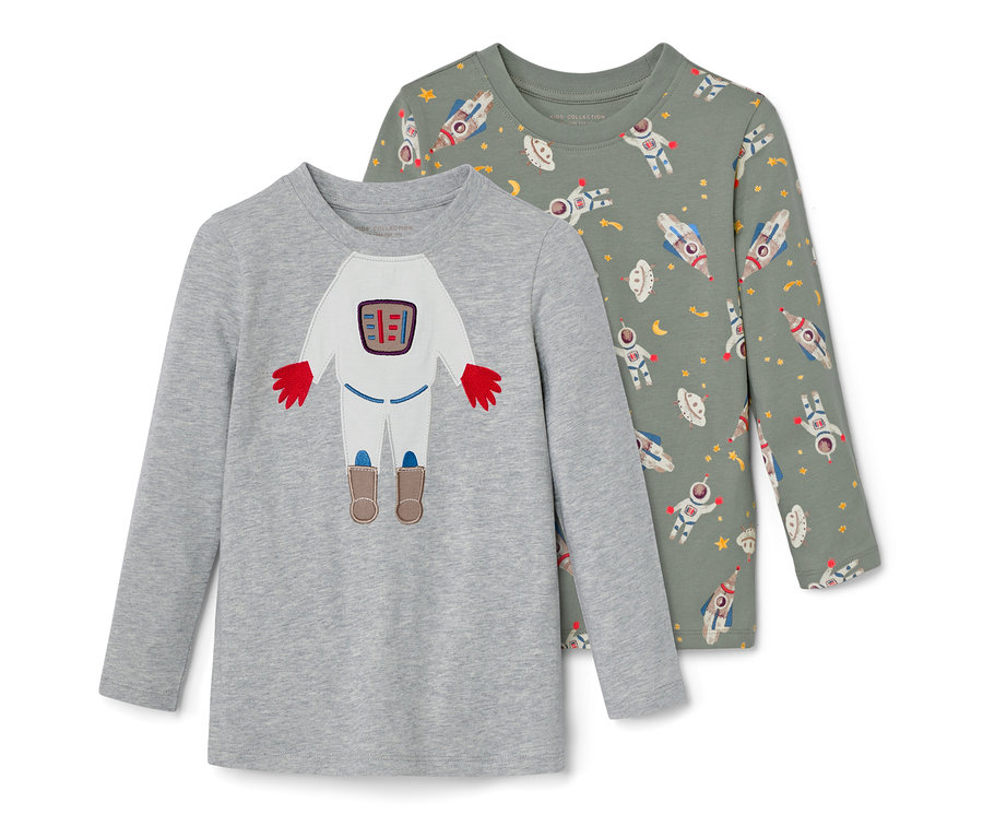 Deux t-shirts à manches longues : un t-shirt gris avec un astronaute appliqué et un t-shirt vert avec un motif d’astronautes et de fusées.