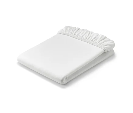 Drap-housse en jersey blanc plié.