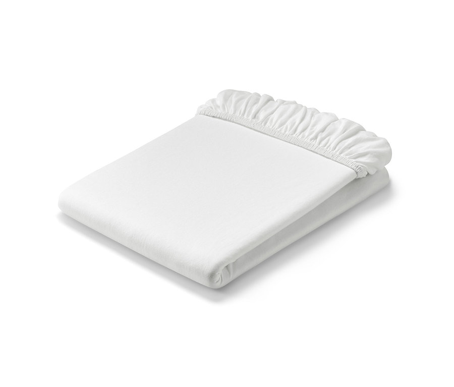 Drap-housse en jersey blanc plié.